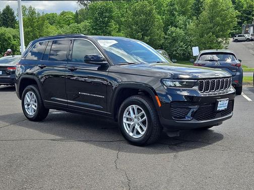 Diamond Black Crystal Pearlcoat 2025 Jeep Grand Cherokee Laredo