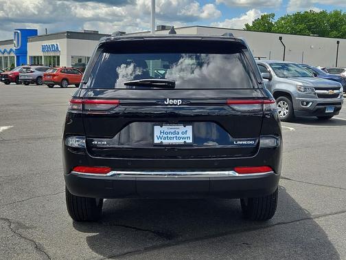 Diamond Black Crystal Pearlcoat 2025 Jeep Grand Cherokee Laredo