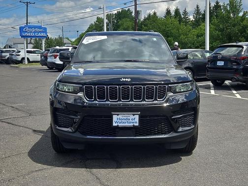 Diamond Black Crystal Pearlcoat 2025 Jeep Grand Cherokee Laredo