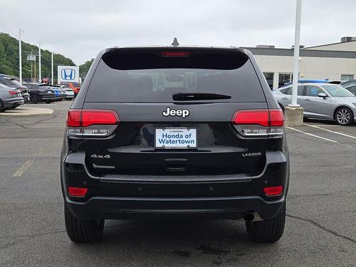 Diamond Black Crystal Pearlcoat 2022 Jeep Grand Cherokee Laredo