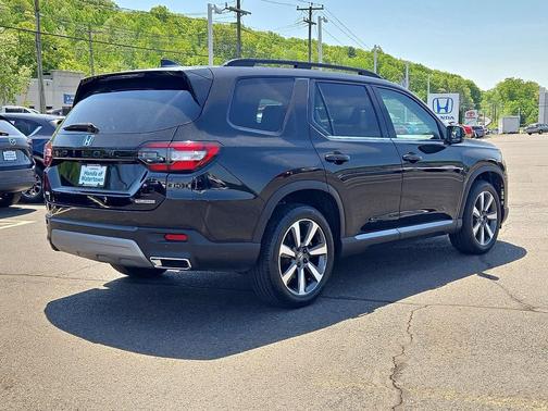 Crystal Black Pearl 2024 Honda Pilot Touring 8-Passenger