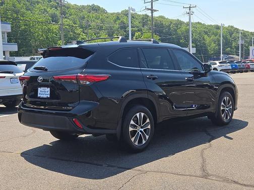 Midnight Black Metallic 2023 Toyota Highlander XLE