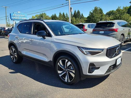 2025 Volvo XC40 B5 Plus Dark Theme