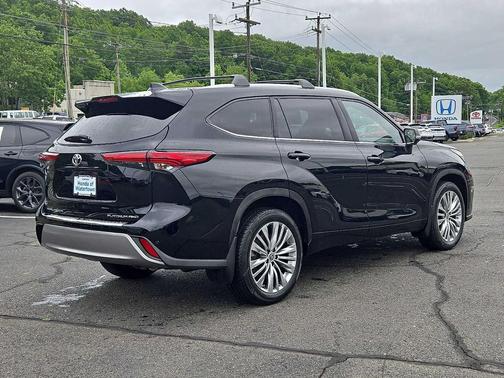 Midnight Black Metallic 2023 Toyota Highlander Platinum