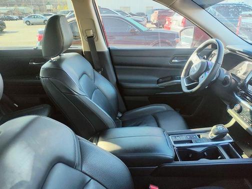 2022 Nissan Pathfinder SL 2WD