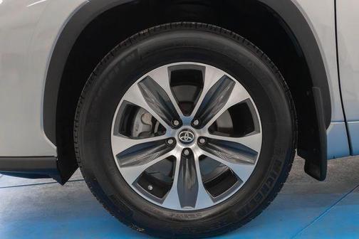 Celestial Silver Metallic 2024 Toyota Highlander XLE