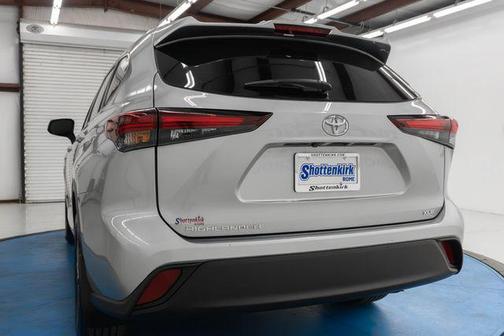 Celestial Silver Metallic 2024 Toyota Highlander XLE