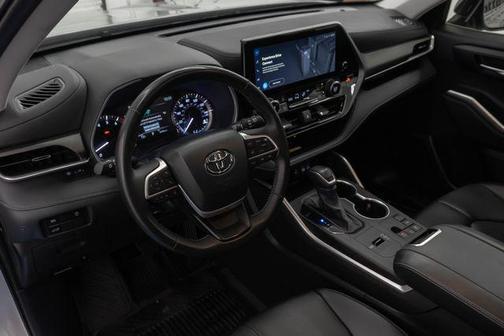 Celestial Silver Metallic 2024 Toyota Highlander XLE