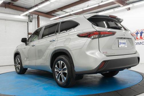 Celestial Silver Metallic 2024 Toyota Highlander XLE