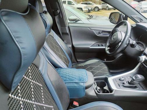 2020 Toyota RAV4 Hybrid SE