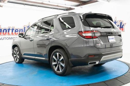 2025 Honda Pilot Touring 8-Passenger