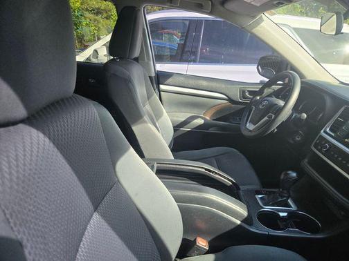 Celestial Silver Metallic 2018 Toyota Highlander LE