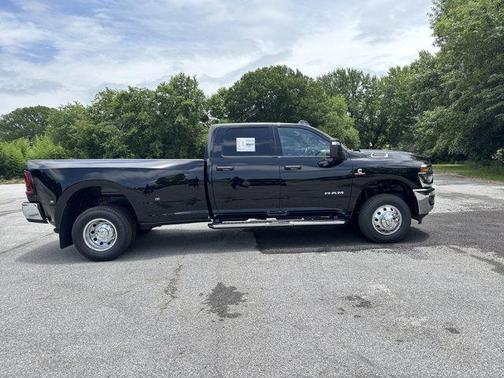 2025 RAM 3500 Lone Star Crew Cab 4x4 8' Box
