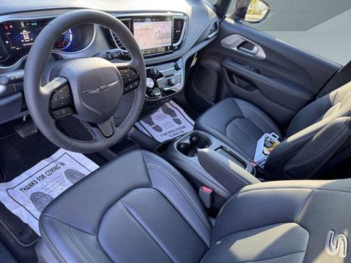 2024 Chrysler Pacifica Hybrid S Appearance Pkg