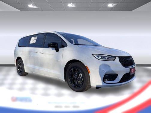 2024 Chrysler Pacifica Hybrid S Appearance Pkg