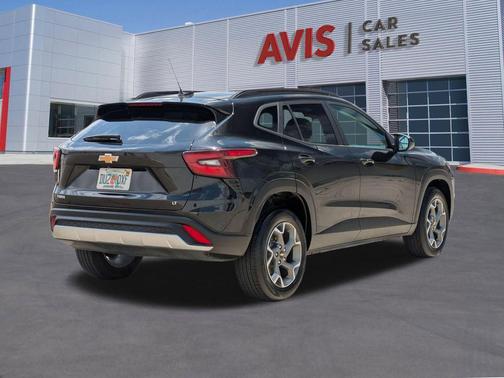 Mosaic Black Metallic 2025 Chevrolet Trax LT