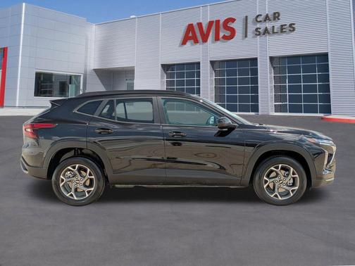 Mosaic Black Metallic 2025 Chevrolet Trax LT