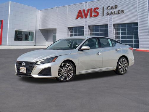 Brilliant Silver Metallic 2023 Nissan Altima 2.5 SL