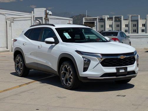 Summit White 2025 Chevrolet Trax LT