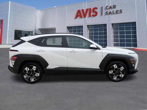 Atlas White 2025 Hyundai KONA SEL