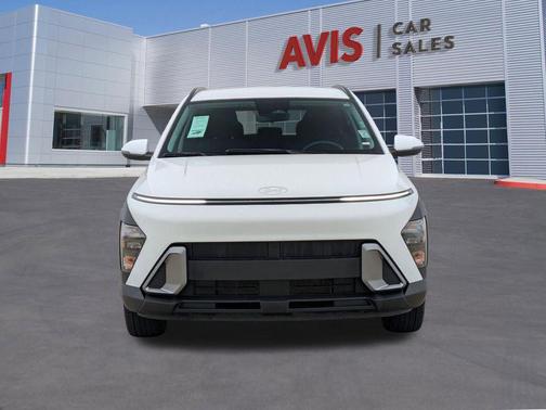 Atlas White 2025 Hyundai KONA SEL