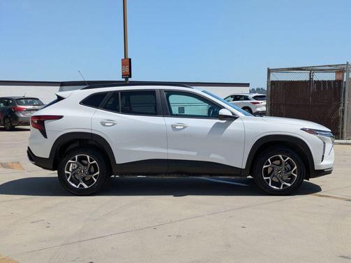 Summit White 2025 Chevrolet Trax LT