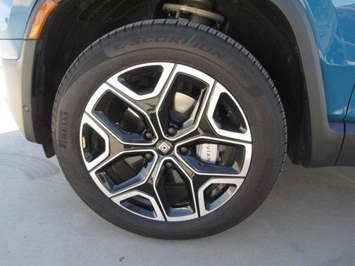 2025 Rivian R1S Adventure