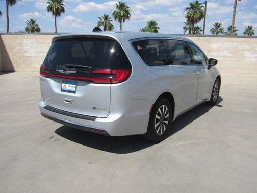 2024 Chrysler Pacifica Hybrid Select