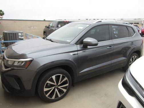 Platinum Gray Metallic 2022 Volkswagen Taos 1.5T SE
