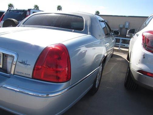 2006 Lincoln Town Car Signature Limited