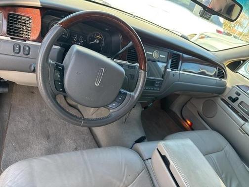 2006 Lincoln Town Car Signature Limited