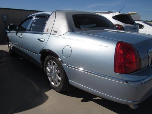 2006 Lincoln Town Car Signature Limited