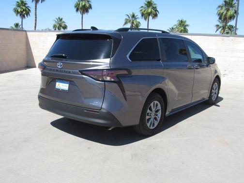 2023 Toyota Sienna LE
