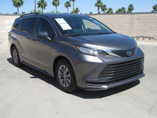 2023 Toyota Sienna LE