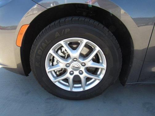 Granite Crystal Clearcoat Metallic 2022 Chrysler Pacifica Touring-L