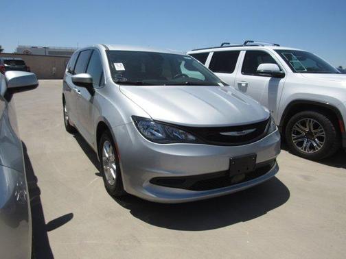 Silver Mist Clearcoat 2023 Chrysler Voyager LX