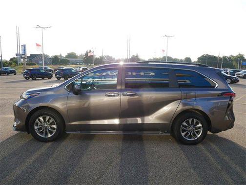 2022 Toyota Sienna XLE 7 Passenger