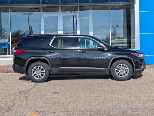 Mosaic Black Metallic 2021 Chevrolet Traverse LT Cloth