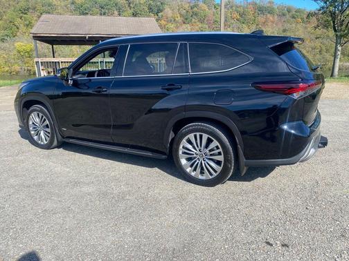 2025 Toyota Highlander Hybrid Platinum