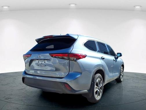 Moon Dust 2021 Toyota Highlander XLE