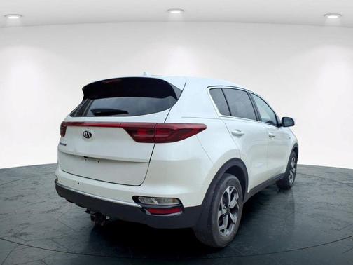 Snow White Pearl 2022 Kia Sportage LX