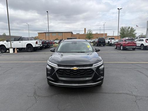 Mosaic Black Metallic 2025 Chevrolet Trax LT