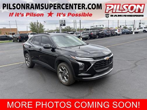 Mosaic Black Metallic 2025 Chevrolet Trax LT