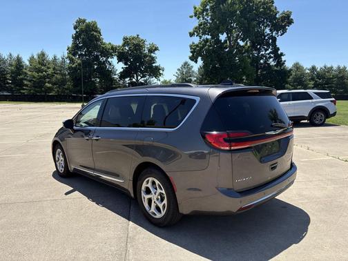 Granite Crystal Metallic Clearcoat 2023 Chrysler Pacifica Limited