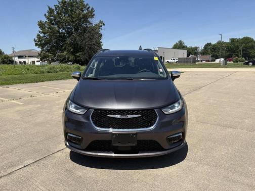 Granite Crystal Metallic Clearcoat 2023 Chrysler Pacifica Limited