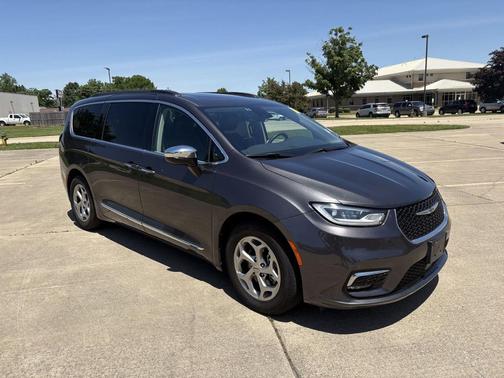Granite Crystal Metallic Clearcoat 2023 Chrysler Pacifica Limited