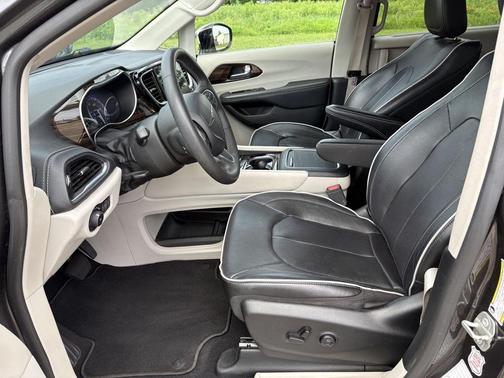 Granite Crystal Metallic Clearcoat 2023 Chrysler Pacifica Limited