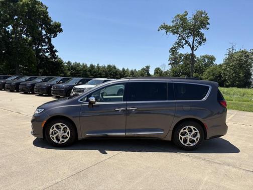 Granite Crystal Metallic Clearcoat 2023 Chrysler Pacifica Limited