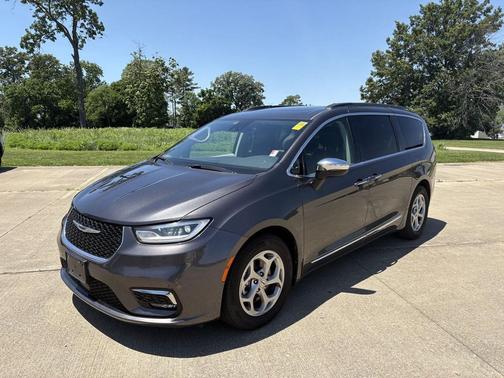 Granite Crystal Metallic Clearcoat 2023 Chrysler Pacifica Limited