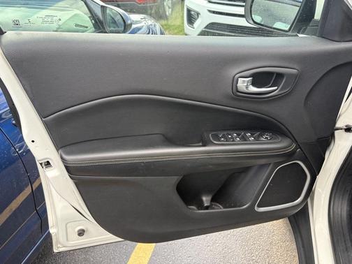 White Clearcoat 2018 Jeep Compass Latitude